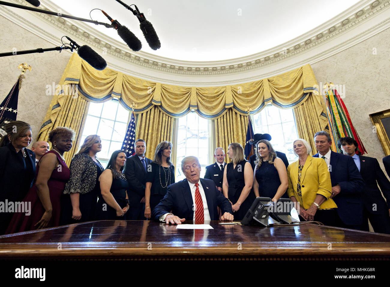 Washington, DC, USA. 1st May, 2018. United States President Donald Trump, center, speaks while meeting with the crew and passengers of Southwest Airlines Co. flight 1380 in the Oval Office of the White House in Washington, DC, U.S., on Tuesday, May 1, 2018. An engine on Southwest's flight 1380, a Boeing Co. 737-700 bound for Dallas from New York's LaGuardia airport, exploded and made an emergency landing on April 17 sending shrapnel into the plane and killing a passenger seated near a window. Credit: Andrew Harrer/Pool via CNP | usage worldwide Credit: dpa/Alamy Live News Stock Photo