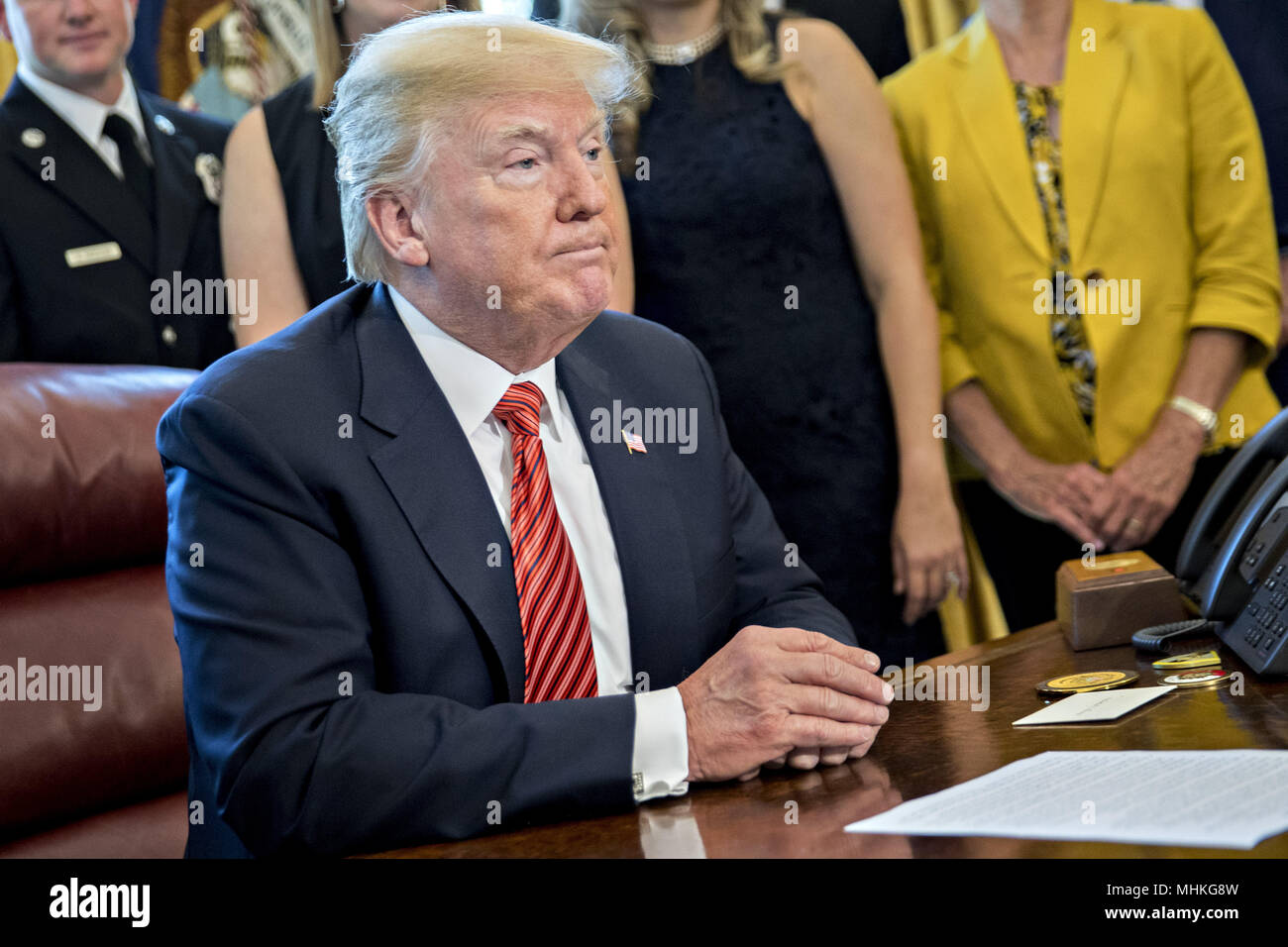 Washington, DC, USA. 1st May, 2018. United States President Donald Trump pauses after speaking while meeting with the crew and passengers of Southwest Airlines Co. flight 1380 in the Oval Office of the White House in Washington, DC, U.S., on Tuesday, May 1, 2018. An engine on Southwest's flight 1380, a Boeing Co. 737-700 bound for Dallas from New York's LaGuardia airport, exploded and made an emergency landing on April 17 sending shrapnel into the plane and killing a passenger seated near a window. Credit: Andrew Harrer/Pool via CNP | usage worldwide Credit: dpa/Alamy Live News Stock Photo