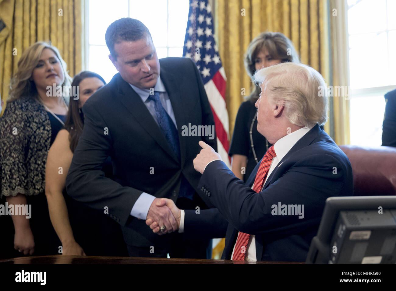 Washington, DC, USA. 1st May, 2018. United States Darren Ellisor, a Southwest Airlines Co. first officer, while meeting with the crew and passengers of Southwest Airlines flight 1380 in the Oval Office of the White House in Washington, DC, U.S., on Tuesday, May 1, 2018. An engine on Southwest's flight 1380, a Boeing Co. 737-700 bound for Dallas from New York's LaGuardia airport, exploded and made an emergency landing on April 17 sending shrapnel into the plane and killing a passenger seated near a window. Credit: Andrew Harrer/Pool via CNP | usage worldwide Credit: dpa/Alamy Live News Stock Photo