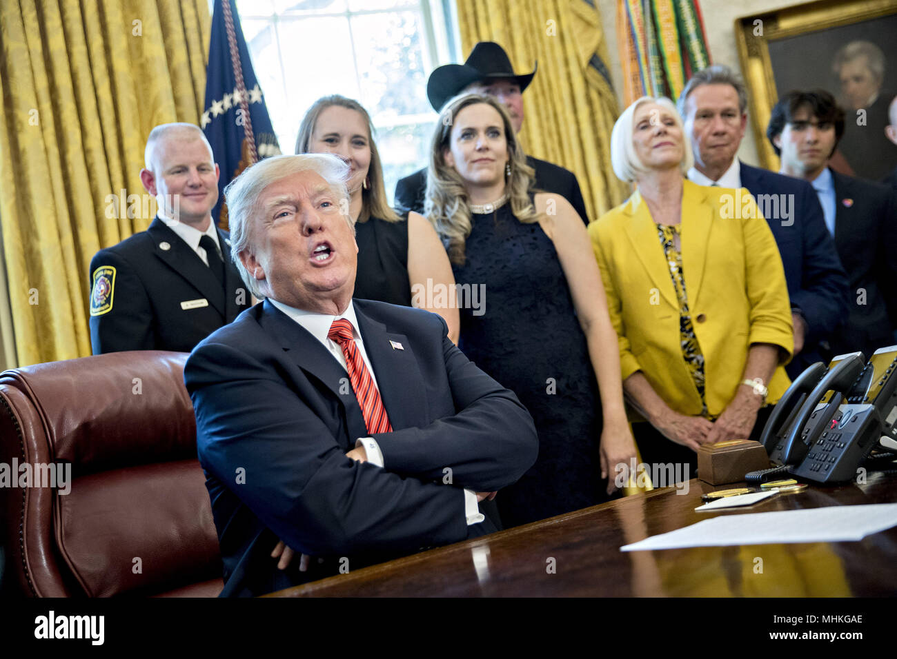 Washington, DC, USA. 1st May, 2018. United States President Donald Trump responds to a question while meeting with the crew and passengers of Southwest Airlines Co. flight 1380 in the Oval Office of the White House in Washington, DC, U.S., on Tuesday, May 1, 2018. An engine on Southwest's flight 1380, a Boeing Co. 737-700 bound for Dallas from New York's LaGuardia airport, exploded and made an emergency landing on April 17 sending shrapnel into the plane and killing a passenger seated near a window. Credit: Andrew Harrer/Pool via CNP | usage worldwide Credit: dpa/Alamy Live News Stock Photo