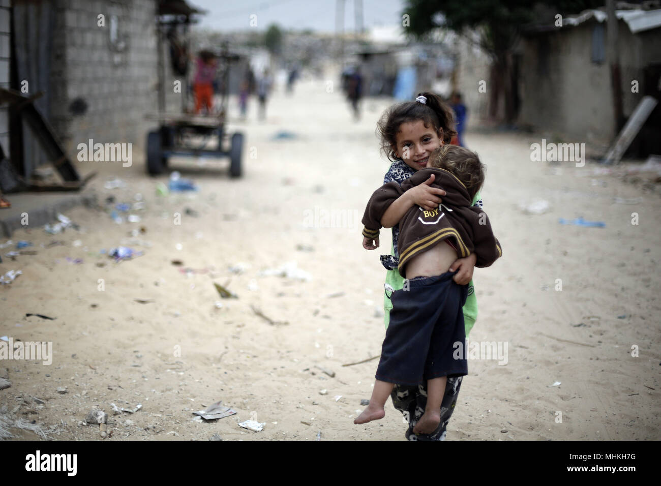 Gaza City, The Gaza Strip, Palestine. 1st May, 2018. Palestinian children play outside their