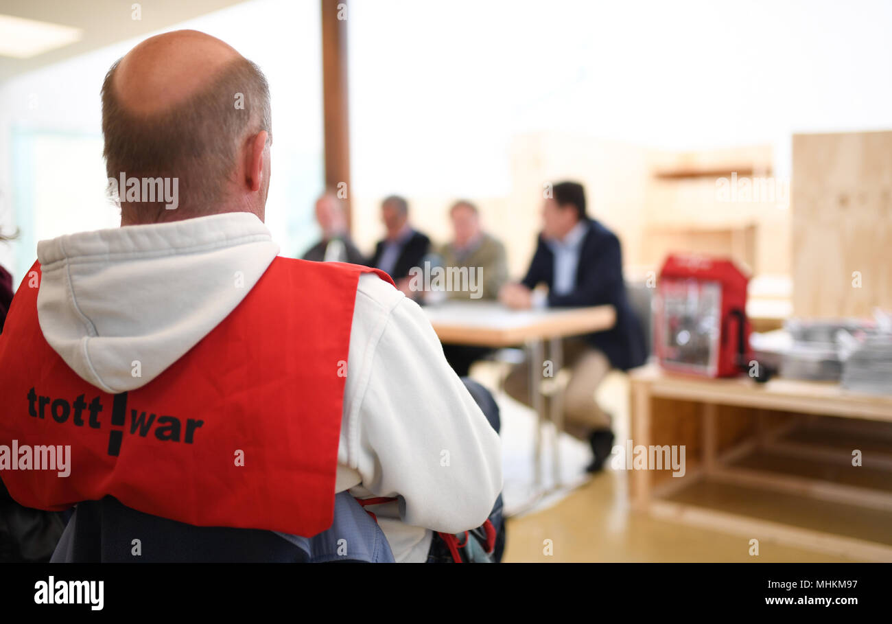 Eberdingen Deutschland 02nd May 18 Trott Was Salesman Thomas Schuler During The Presentation Ges Football On Today S Tuesday The Football World Cup Special Edition Of The Street Paper Trott War Was Presented At The Kunstwerk