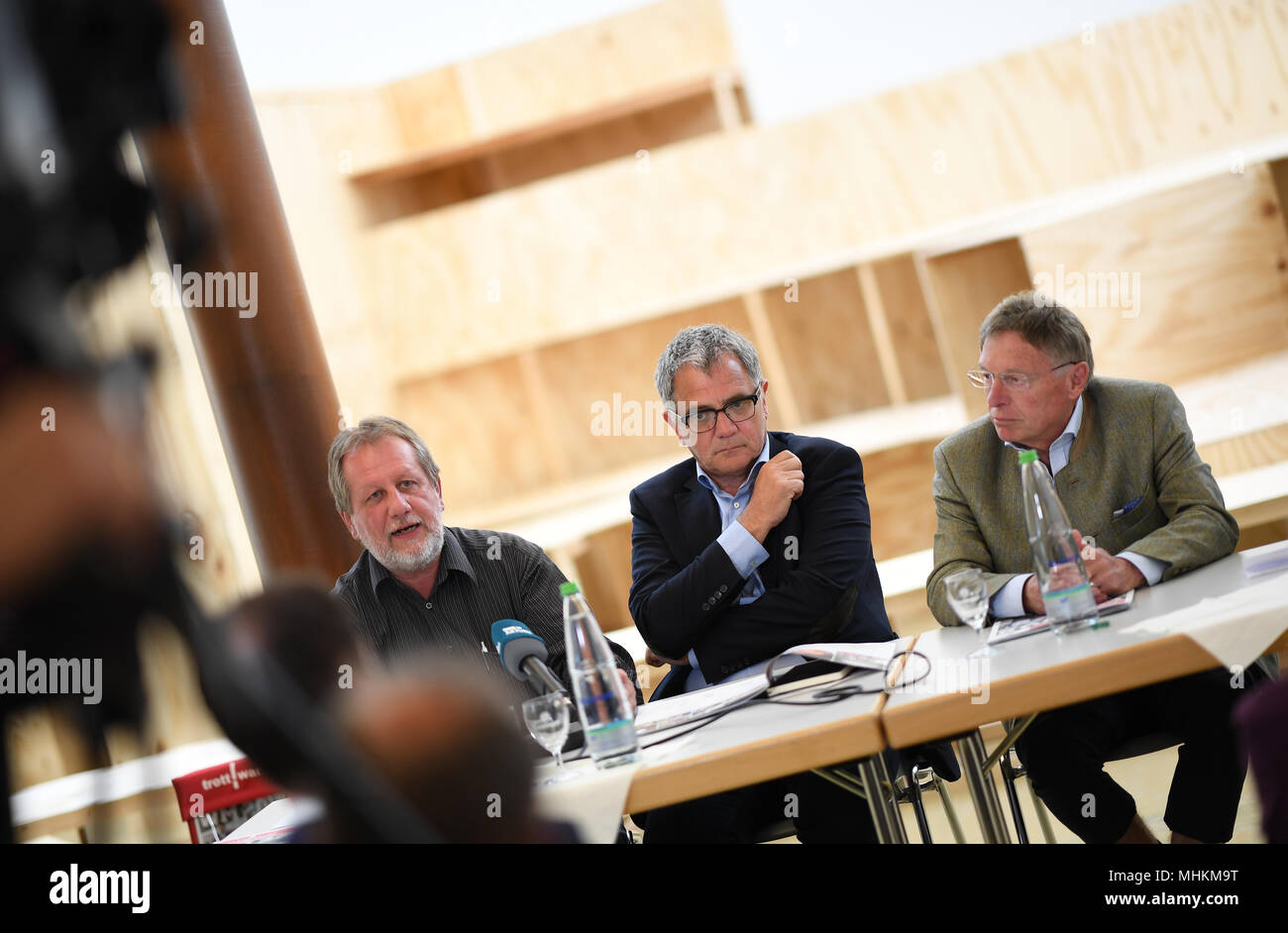 Eberdingen Deutschland 02nd May 18 Left To Right Helmut H Schmid Managing Director Strassenzeitung Trott War