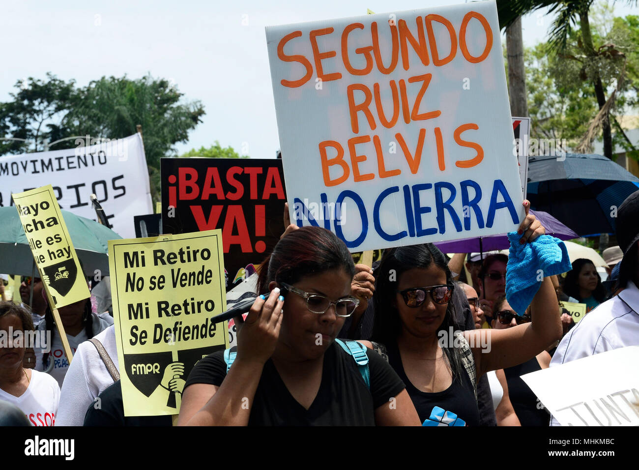 SAN JUAN, Puerto Rico. , . EL GRUPO DE MAESTROS, PIP Y MINH MARCHAN DESDE  EL DEPARTAMENTO DE EDUCACION A LA MILLA DE ORO DURANTE LA MARCHA DEL 1 DE  MAYO. GERALD.LOPEZ@GFRMEDIA.COM #