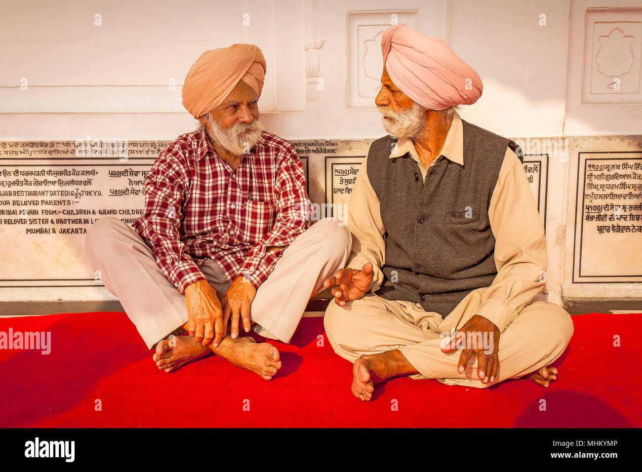 Pilgrims chatting, Golden temple, Amritsar, Punjab, India Stock Photo