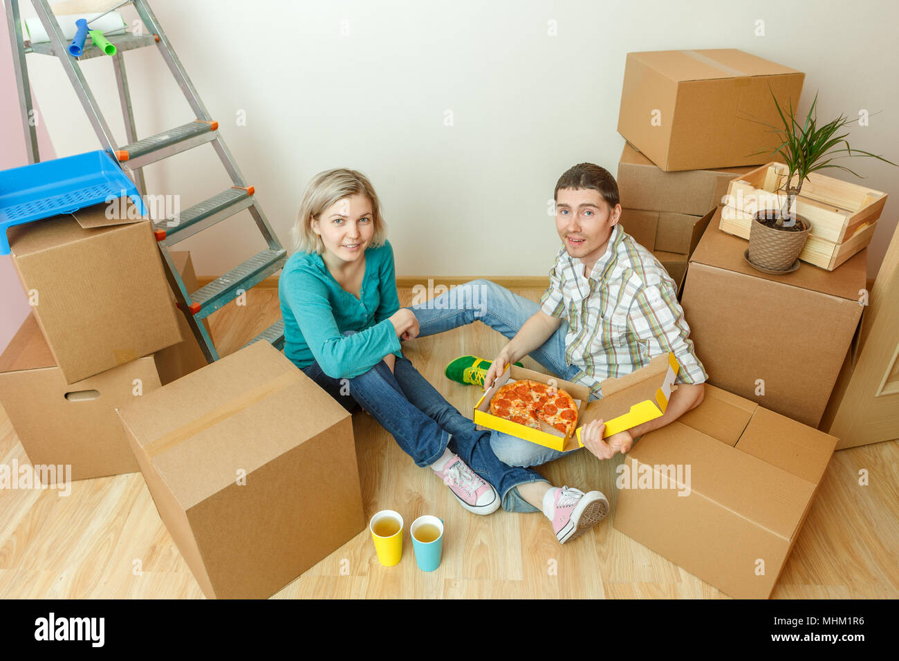 Woman women packing boxes hi-res stock photography and images - Alamy