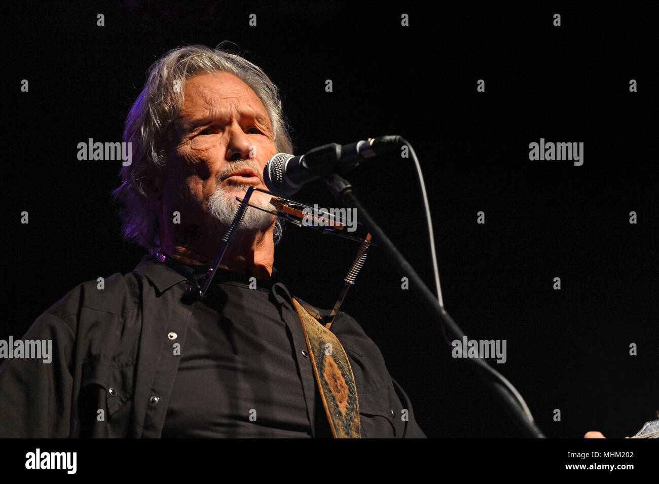 Kris Kristofferson playing onstage at the Clickimin complex on the Shetland isles Stock Photo