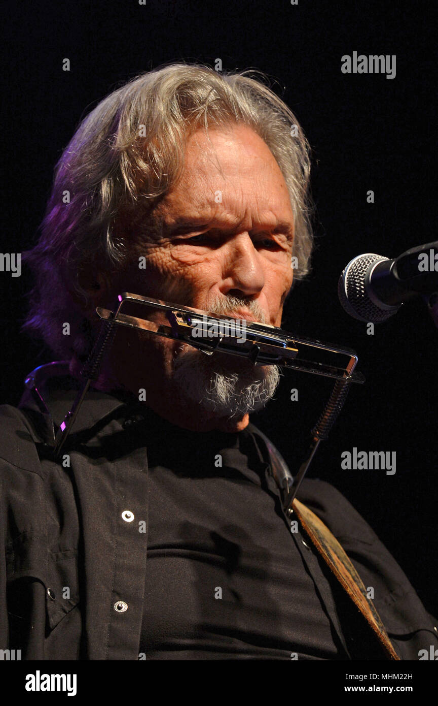 Kris Kristofferson playing onstage at the Clickimin complex on the Shetland isles Stock Photo