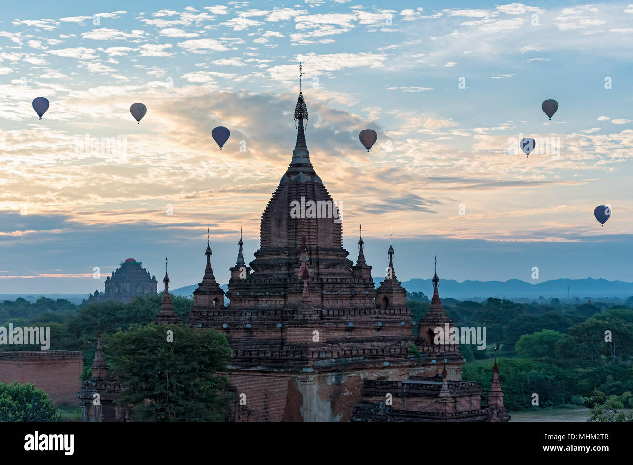 Hot-air balloons and temples at sunrise, Shwe Nan Yin Taw Monastic Complex, Bagan, Myanmar Stock Photo