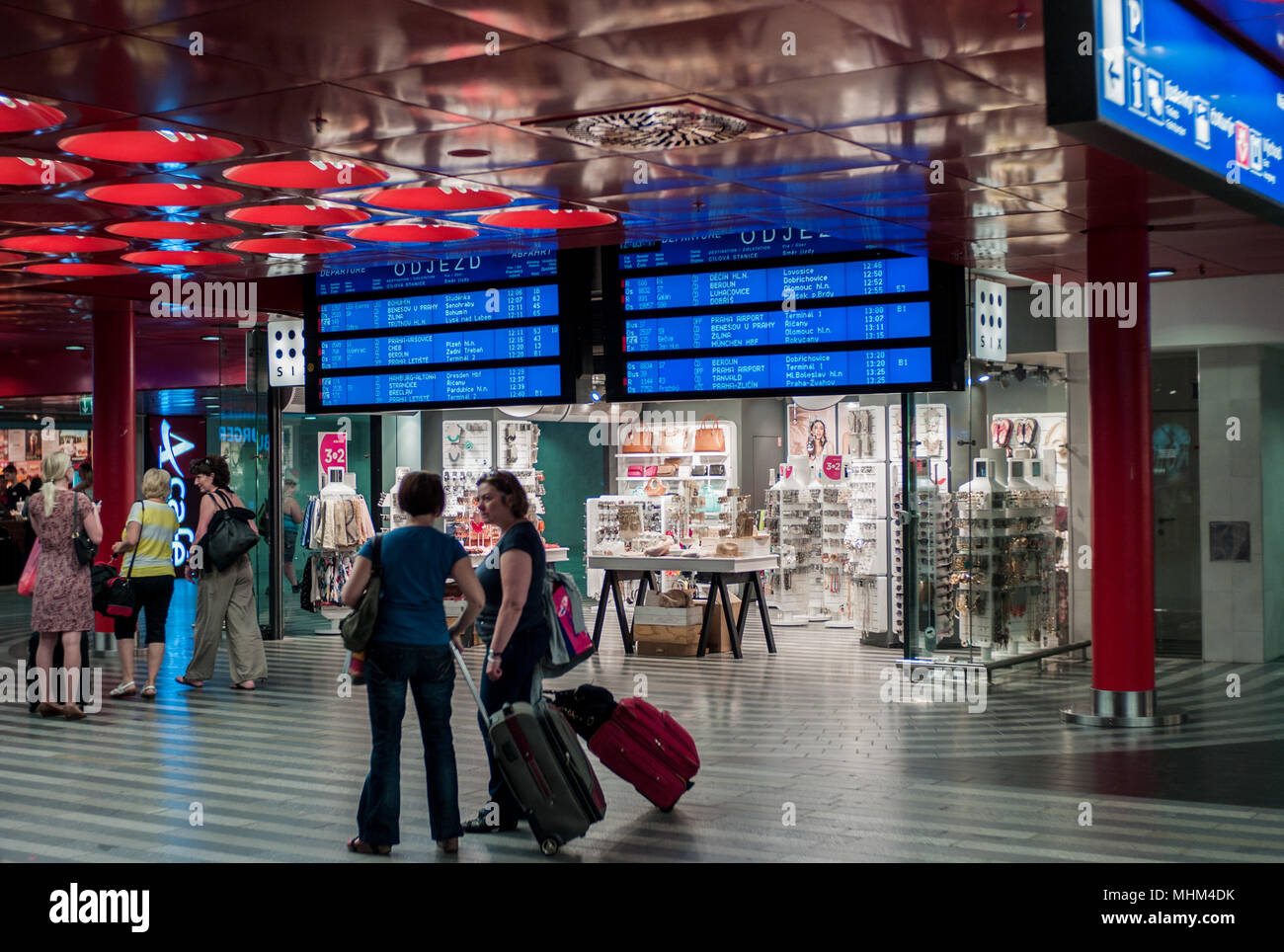 Abfahrttafel am Prager Hauptbahnhof Stock Photo