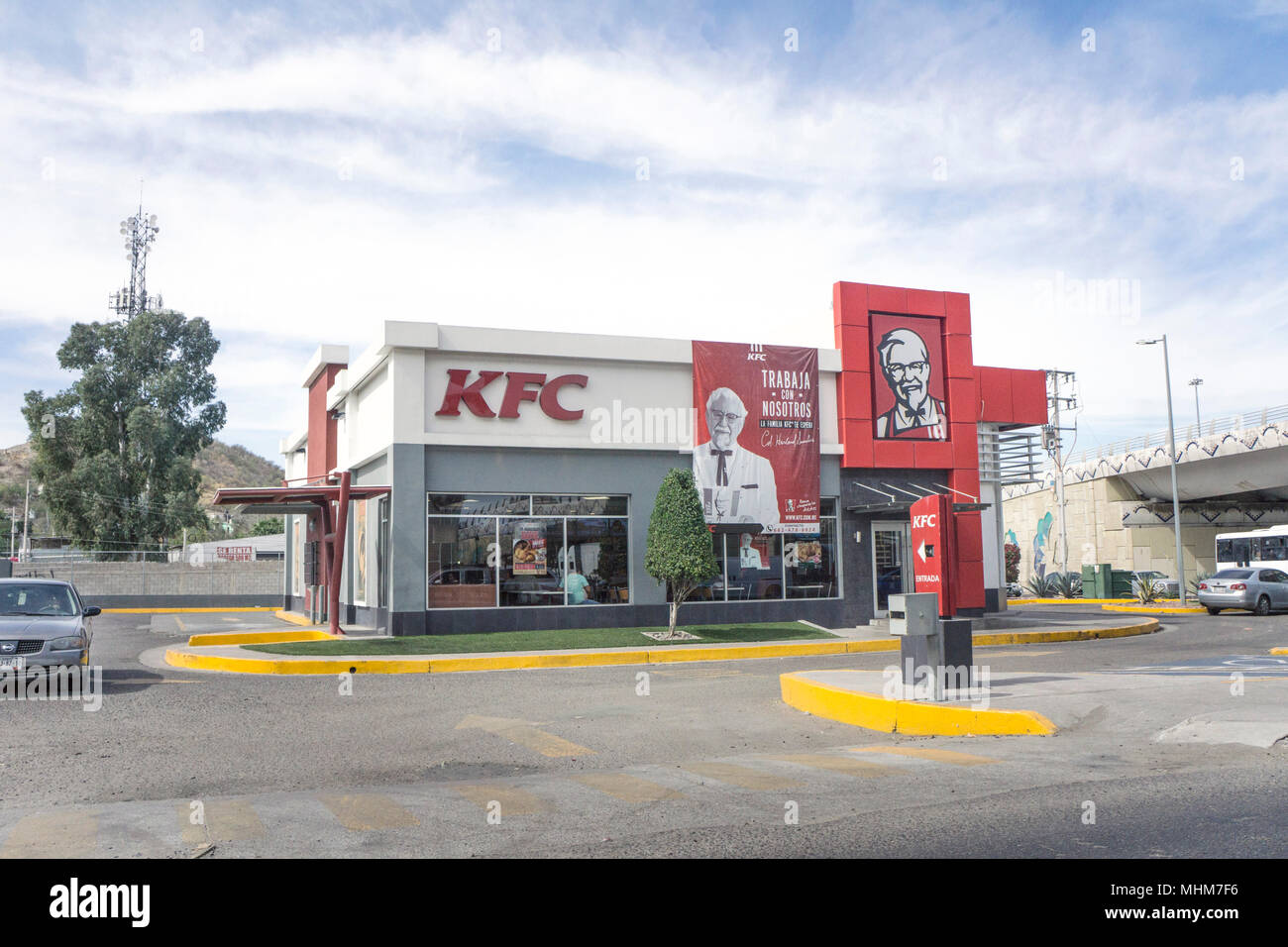 immaculate Kentucky Fried Chicken KFC American brand chain outlet   placed on new section divided highway midway between Hermosillo & Guaymas Mexico Stock Photo