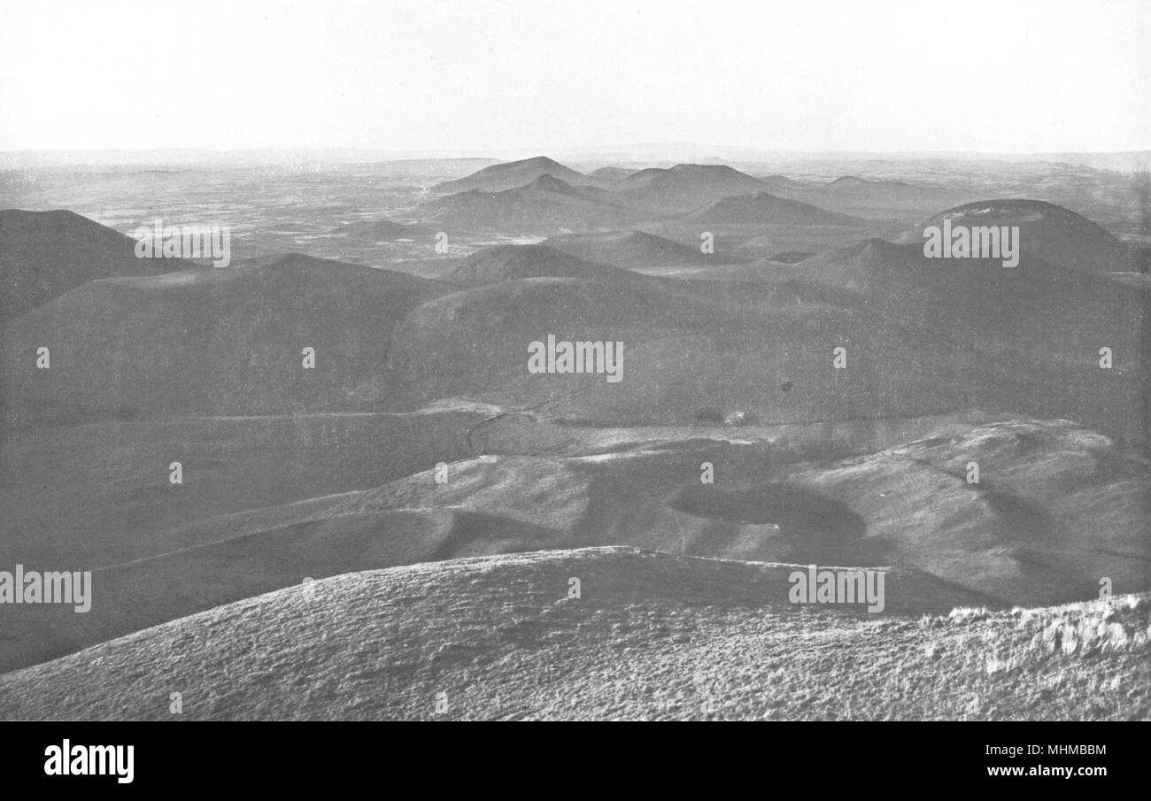 PUY DE DÔME. La chaine des puys vue Du Puy, Coté Nord 1900 old PUY DE DÔME. La chaine des puys vue Du Puy, Coté Nord 1900 old