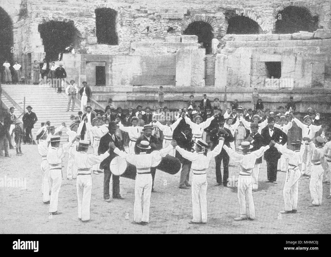 BOUCHES- DU- RHÔNE. Tambourinaires Farandole, dans les Arènes D'arles 1900 Stock Photo