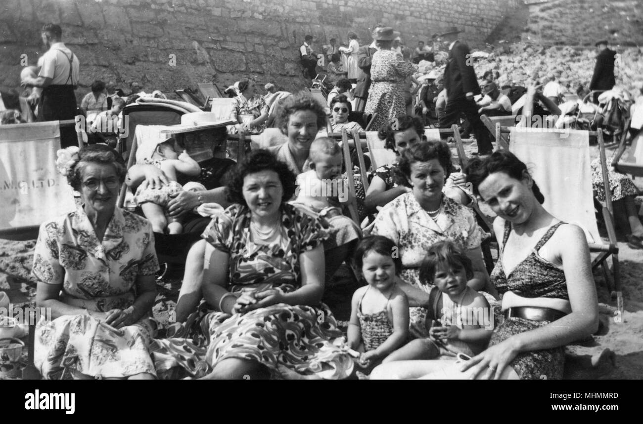 1950s family on beach hi-res stock photography and images - Alamy