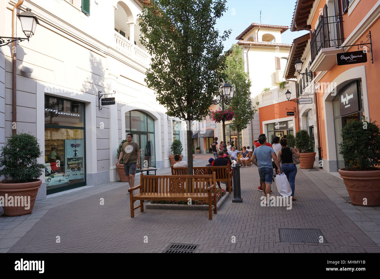 Serravalle Scrivia Italy June 24 2017 Lot Of People Buying