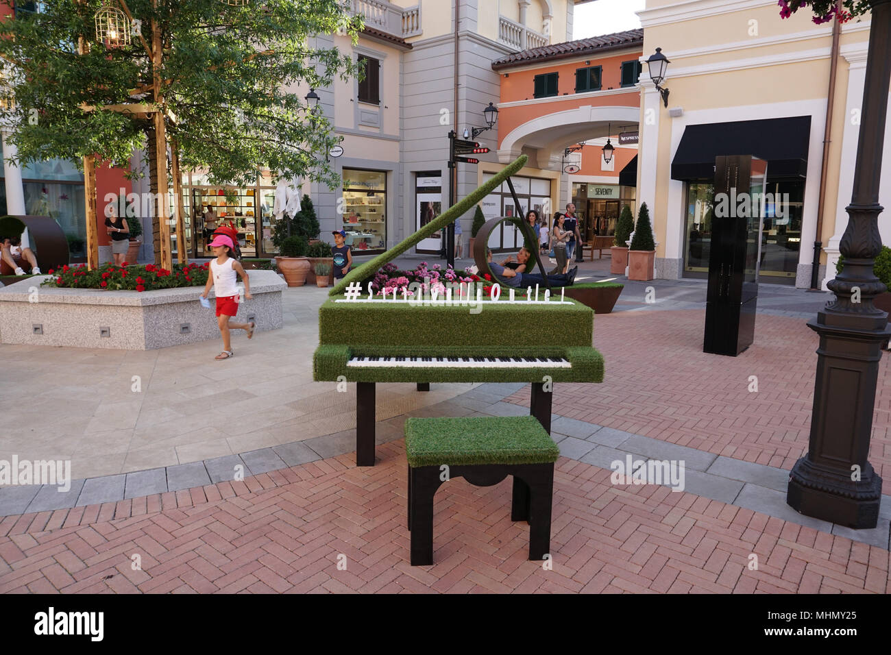 Serravalle Scrivia Italy June 24 2017 Lot Of People Buying