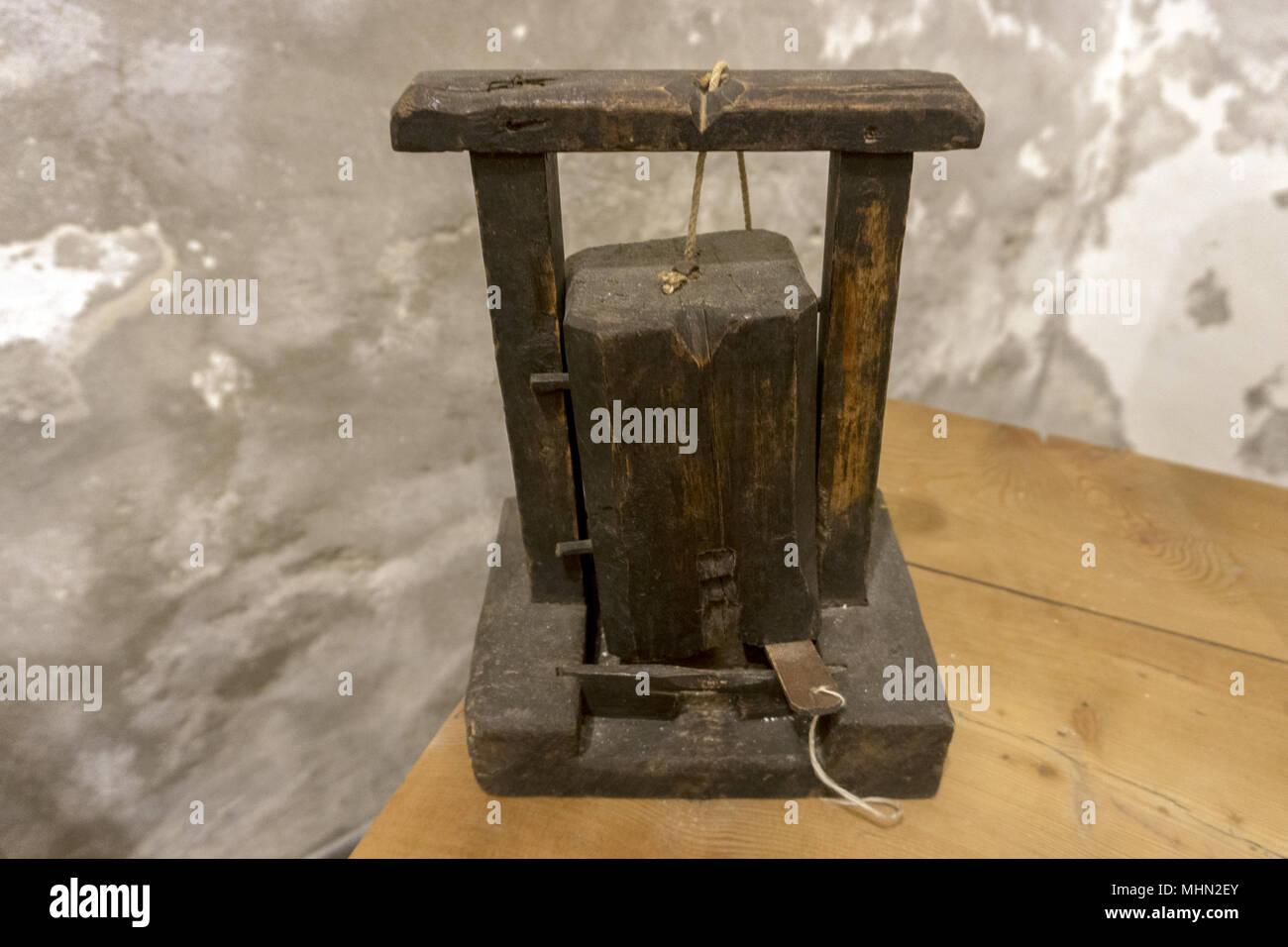 Guillotine Mouse Trap. How To Build An Antique Style Mouse Trap