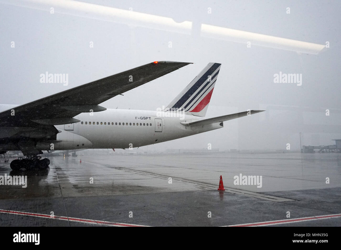 Serene Paris Airports Ordered To Cut Sunday Flights As Heavy Snow Forecast Image for Mobile Serene Paris Airports Ordered To Cut Sunday Flights As Heavy Snow Forecast Image for Mobile