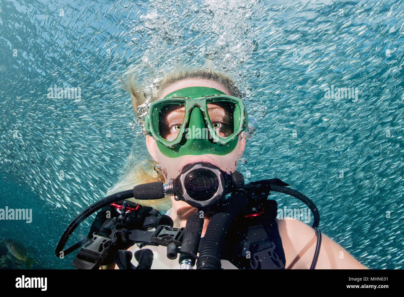 Diving in the deep. Фридайвинг девушки. Человек на глубине океана. Глубина погружения. Diving in the deep.