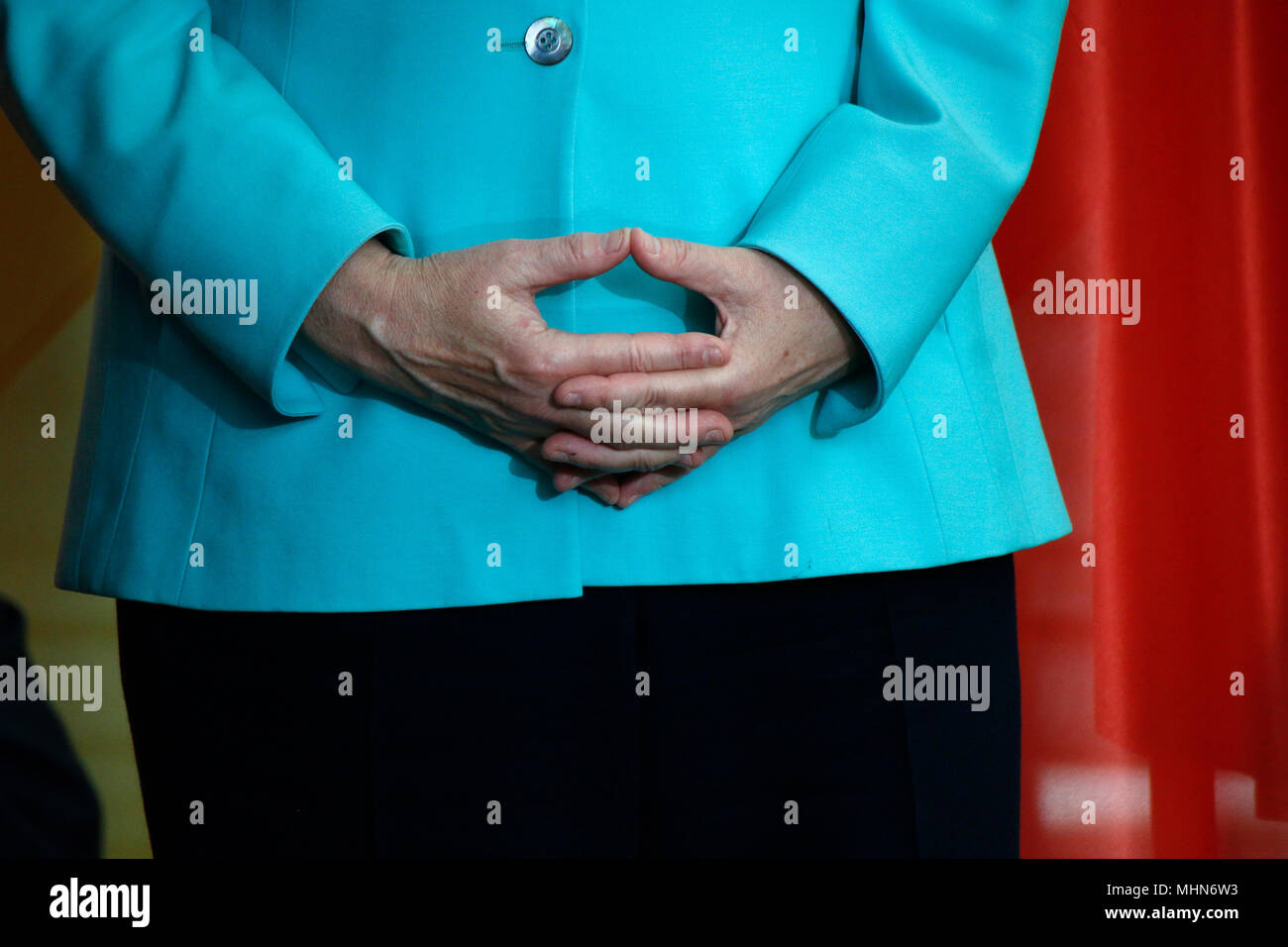 BKin Angela Merkel konzentriert sich auf eine perfekte Darstellung ihrer "Raute" - Treffen der dt. Bundeskanzlerin mit dem chinesischen Staatspraeisde Stock Photo