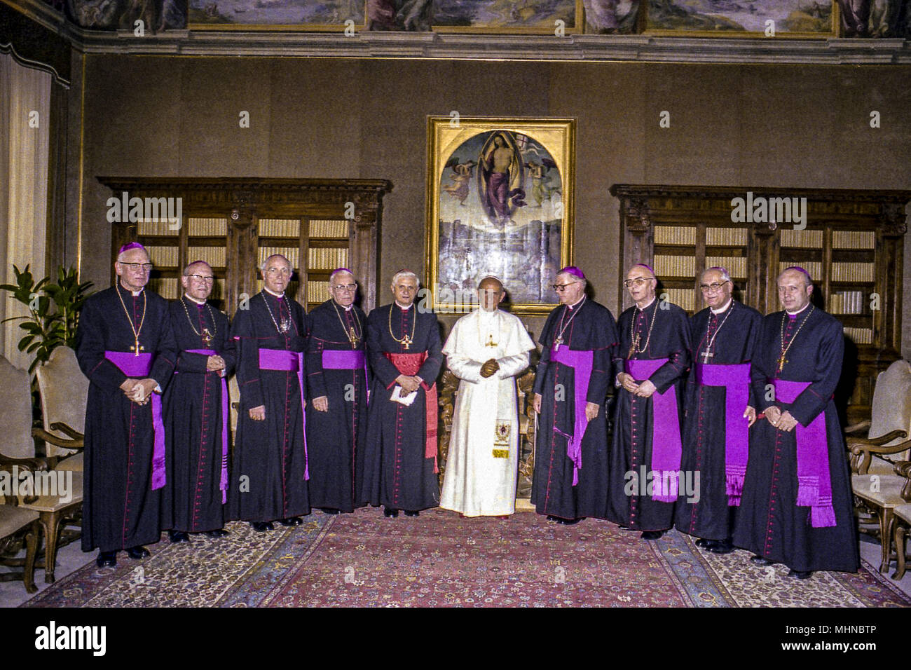 Pope PAOLO VI and cardinal Ratzinger 13 10 1977 Stock Photo - Alamy