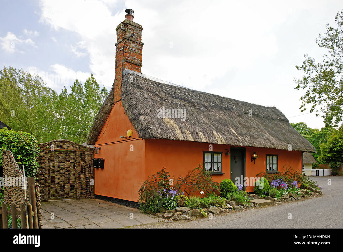 An idyllic thatched cottage in a village in the UK Stock Photo - Alamy
