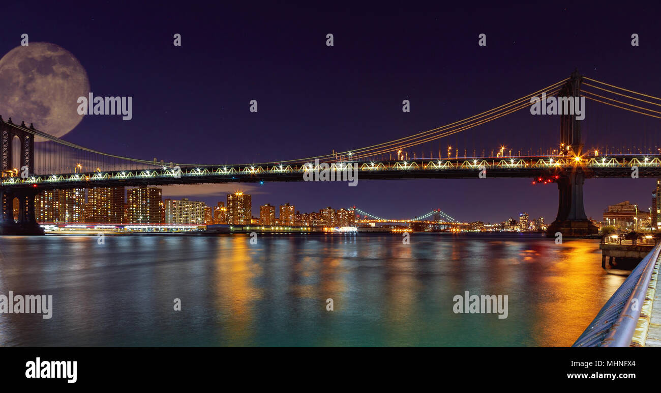Panorama of Manhattan Bridge in New York City at night Stock Photo - Alamy