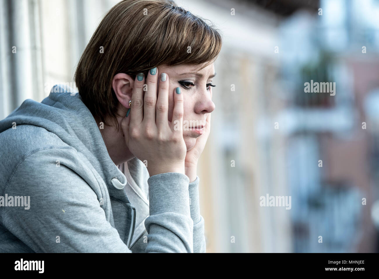 Человек чувствует себя несчастным. Женщина в тревоге. Несчастная одинокая женщина. Несчастливая фото. Депрессия стоковые.