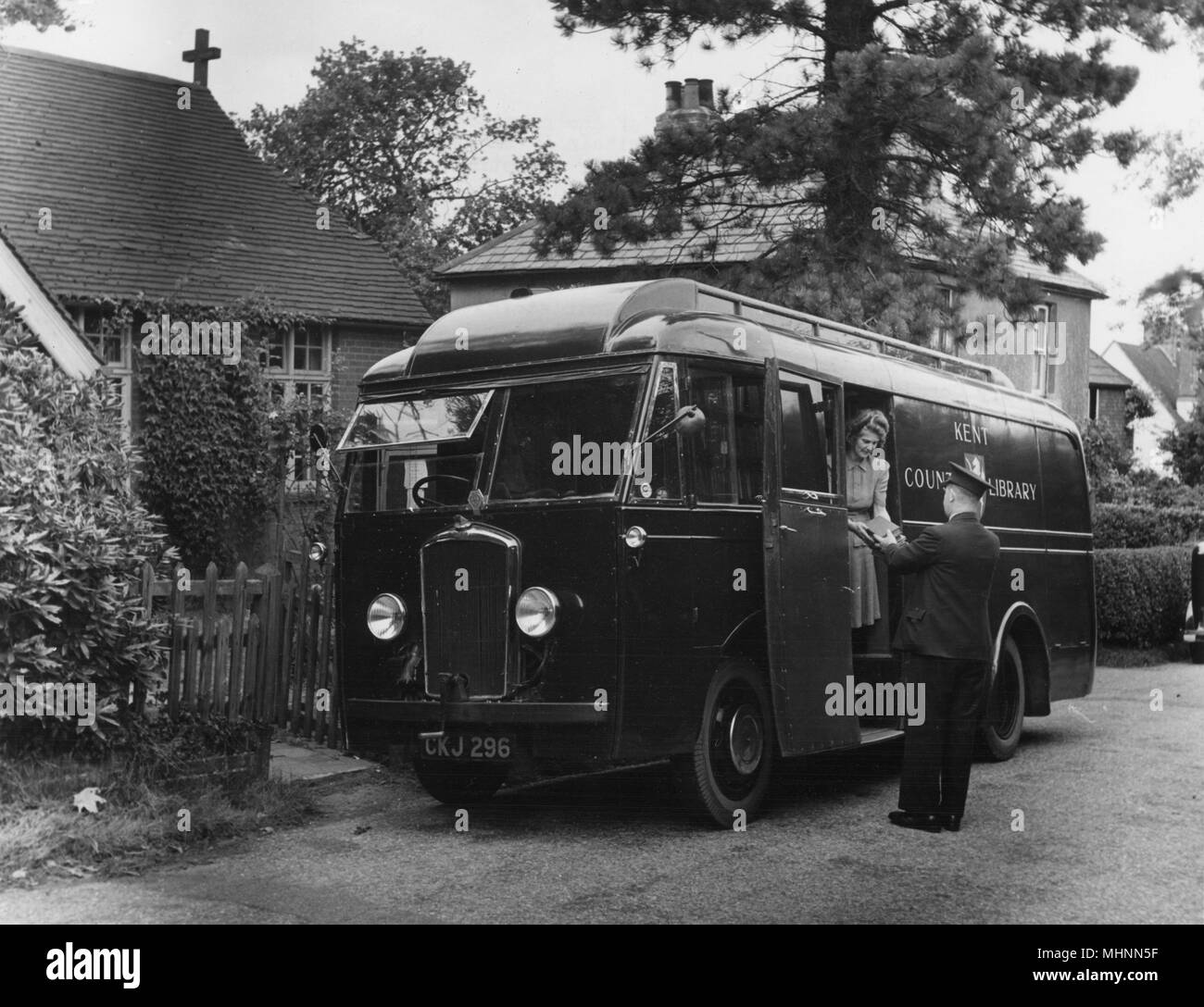 A mobile library van making a stop in an unidentified Kentish village, late 1940s-early 1950s.       Date: c.1950 Stock Photo