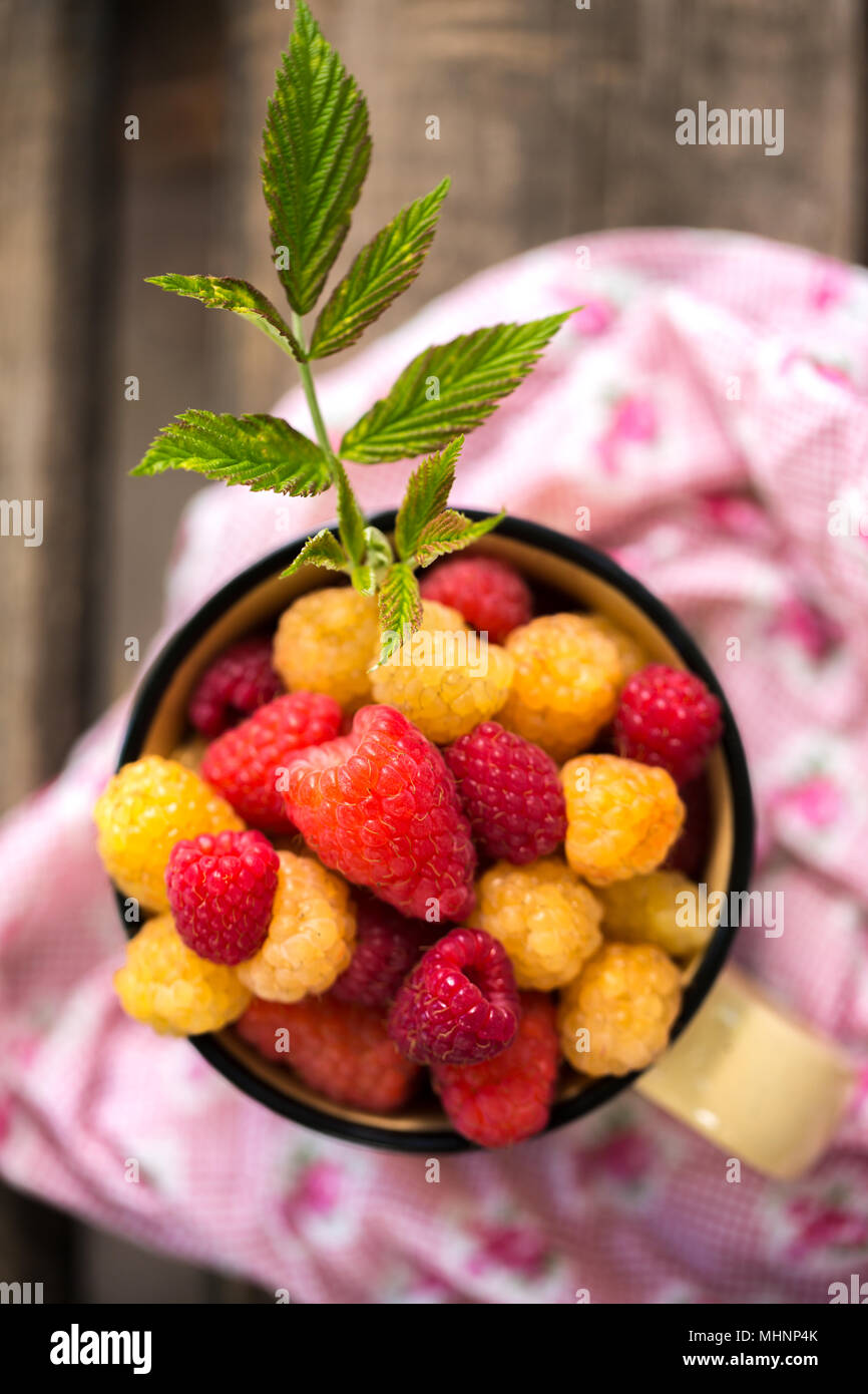 Red Andyellow Raspberry sweet red and yellow raspberries Stock Photo - Alamy