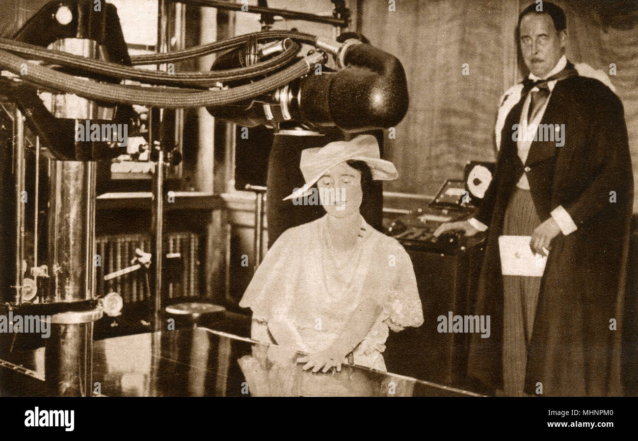 Duchess of York with new X-Ray Machine - Middlesex Hospital Stock Photo