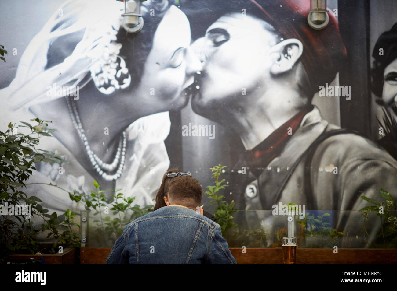 Young couple kissing in public hi-res stock photography and images - Alamy