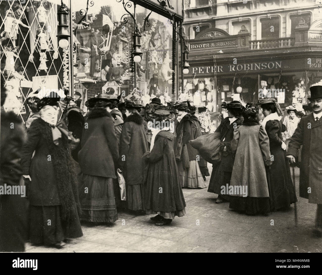 Window shopping, London 1908 Stock Photo