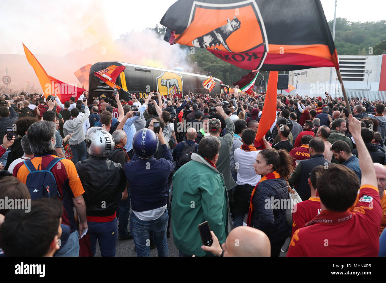 Roma fans surround AS Roma's team bus as it arrives at the Stadio Olimpico  ahead of the the UEFA Champions League, Semi Final Second Leg match against  Liverpool FC Stock Photo -