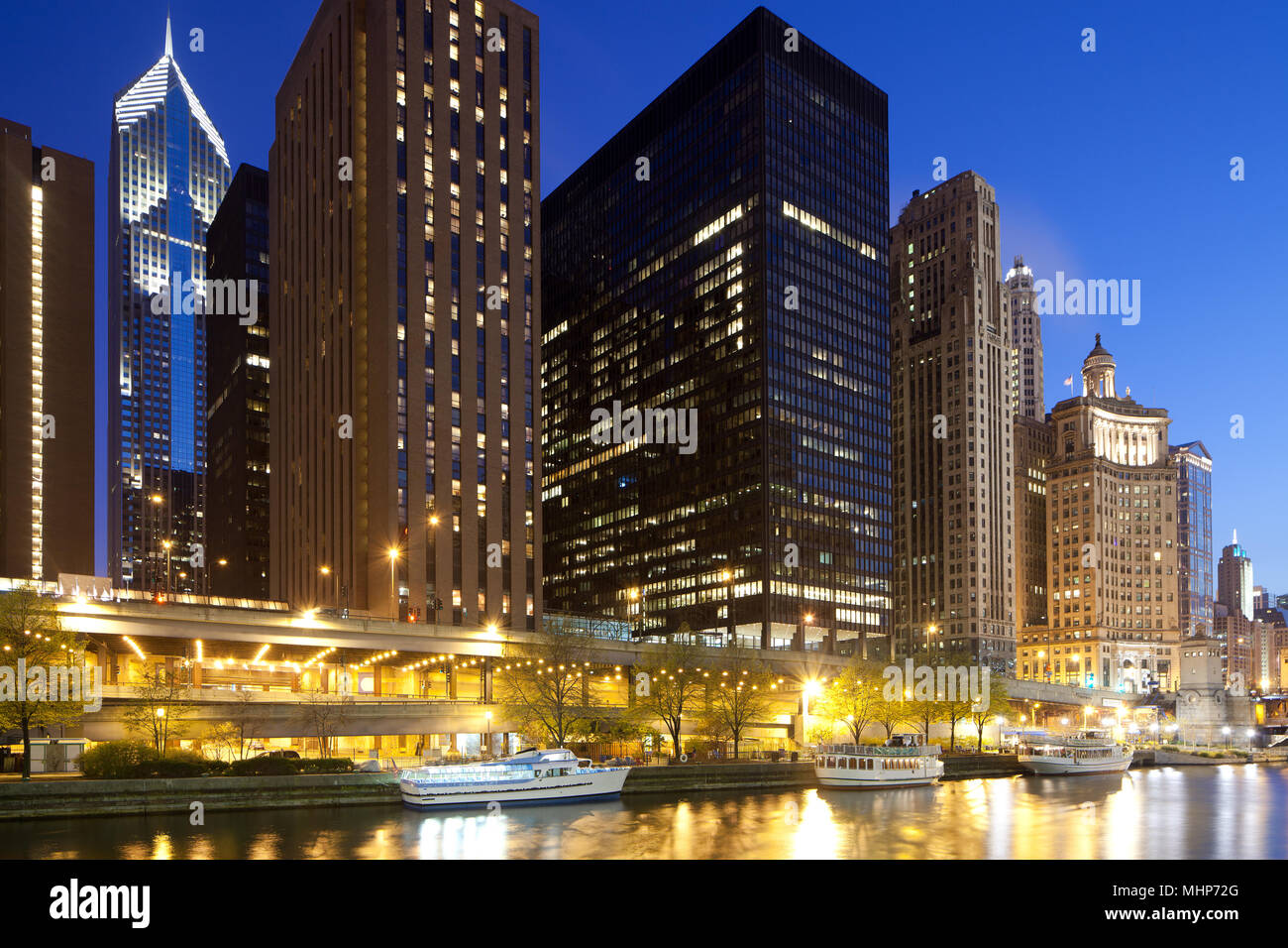Buildings at Chicago river shore, Chicago, Illinois, USA Stock Photo ...