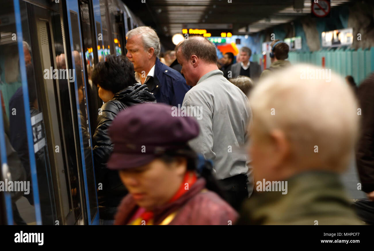 Unidentified Passengers Standing on the Doors of Running Local Train during  Rush Hours Editorial Stock Image - Image of speed, platform: 168031114