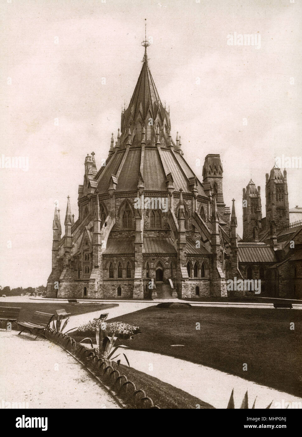Parliament Library, Parliament Hill, Ottawa, Ontario, Canada, built in the style of a chapter house.     Date: circa 1910 Stock Photo
