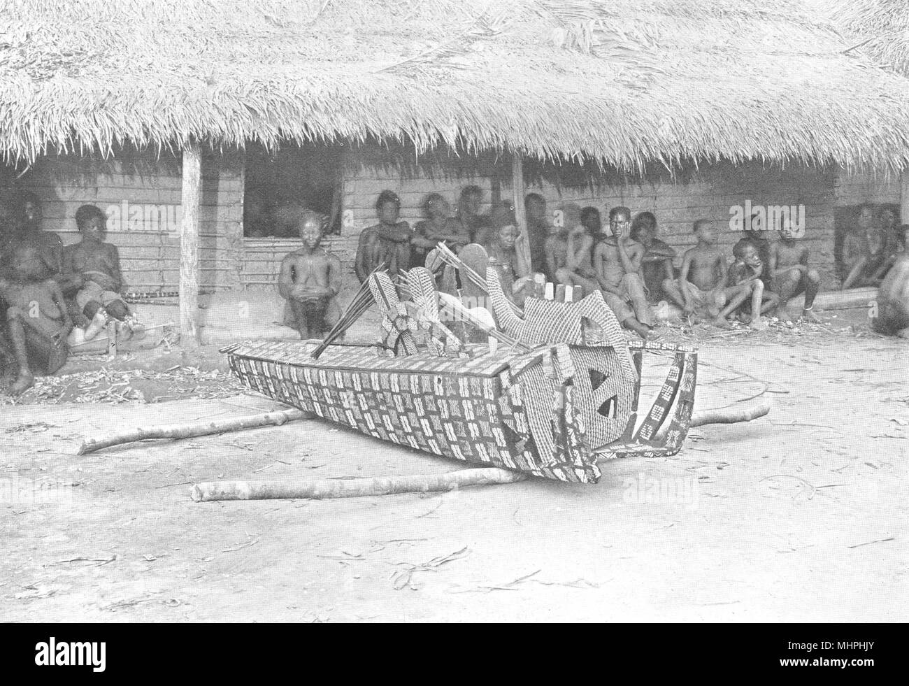 CONGO. A Decorated Coffin, Mongo; corpse washed & put in a hut for a month 1900 Stock Photo