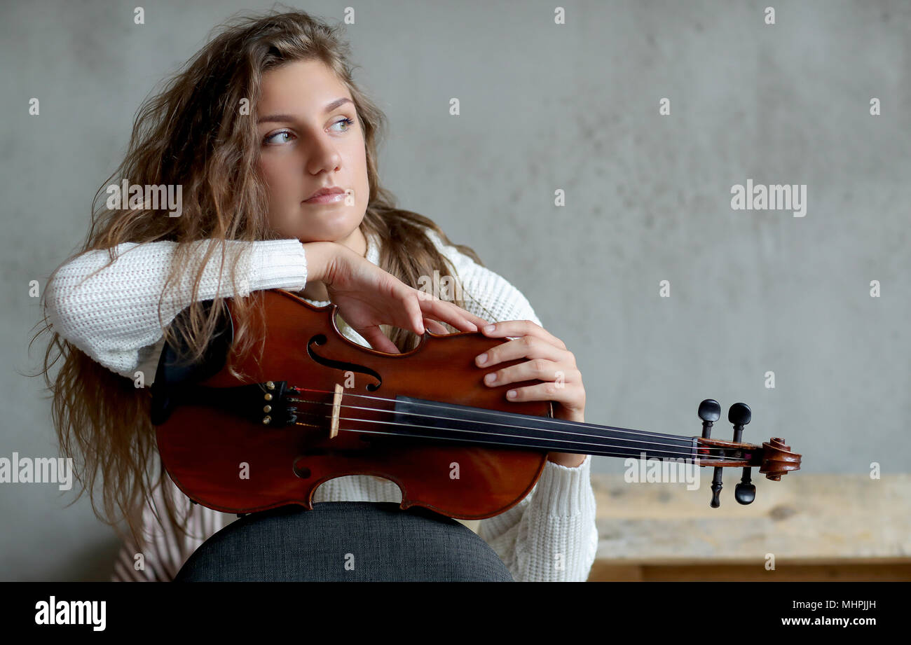 Musician. Beautiful girl with violin Stock Photo - Alamy