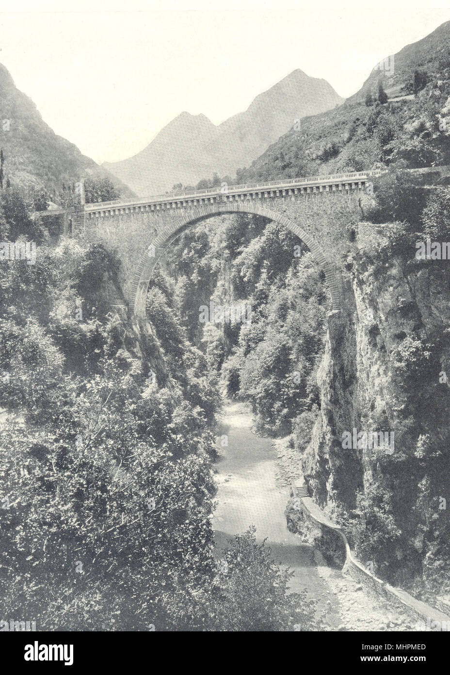 HAUTES-PYRÉNÉES. Saint-Sauveur- Le pont Napoléon 1903 old antique print Stock Photo