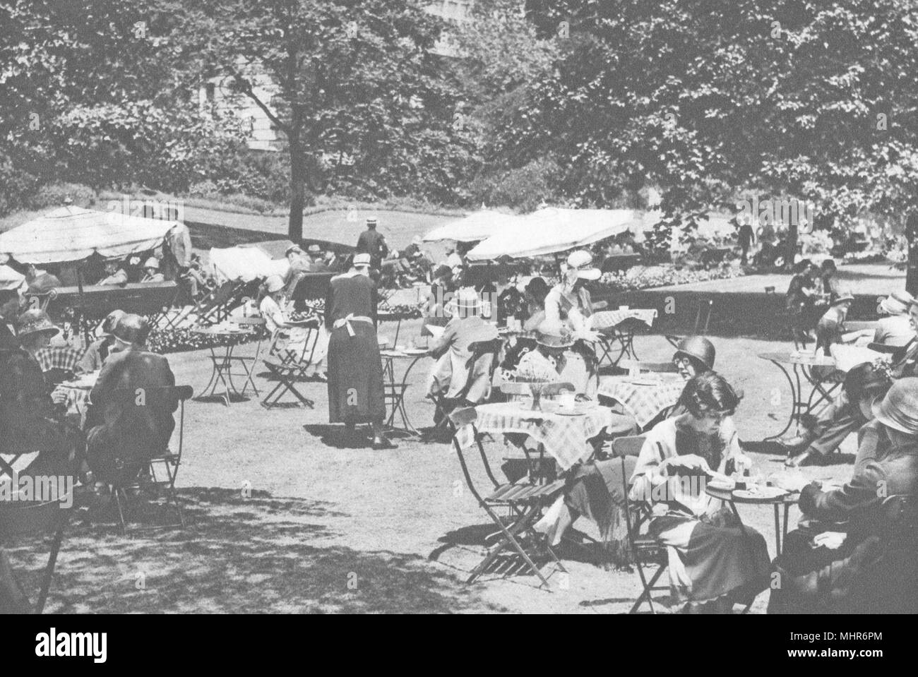 LONDON. Continental Lunch-time trees Embankment Gdns Charing Cross 1926 print Stock Photo