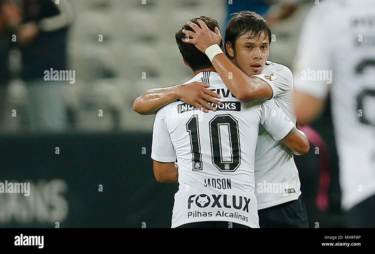 SÃO PAULO, SP - 02.05.2018: CORINTHIANS X INDEPENDIENTE - Corinthians'  Jadsoayplays the ballh Nicolás Figal do Independiente during a maa match  between Corinthians and Club Atlético Independiente (Argentina), valid for  the fourth