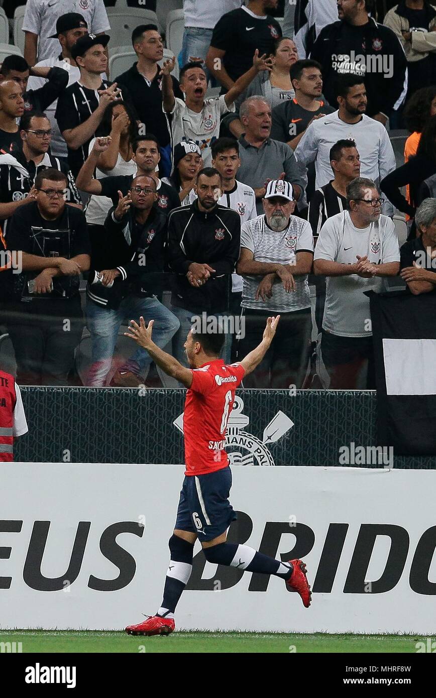 SÃO PAULO, SP - 02.05.2018: CORINTHIANS X INDEPENDIENTE - Corinthians'  Jadsoayplays the ballh Nicolás Figal do Independiente during a maa match  between Corinthians and Club Atlético Independiente (Argentina), valid for  the fourth