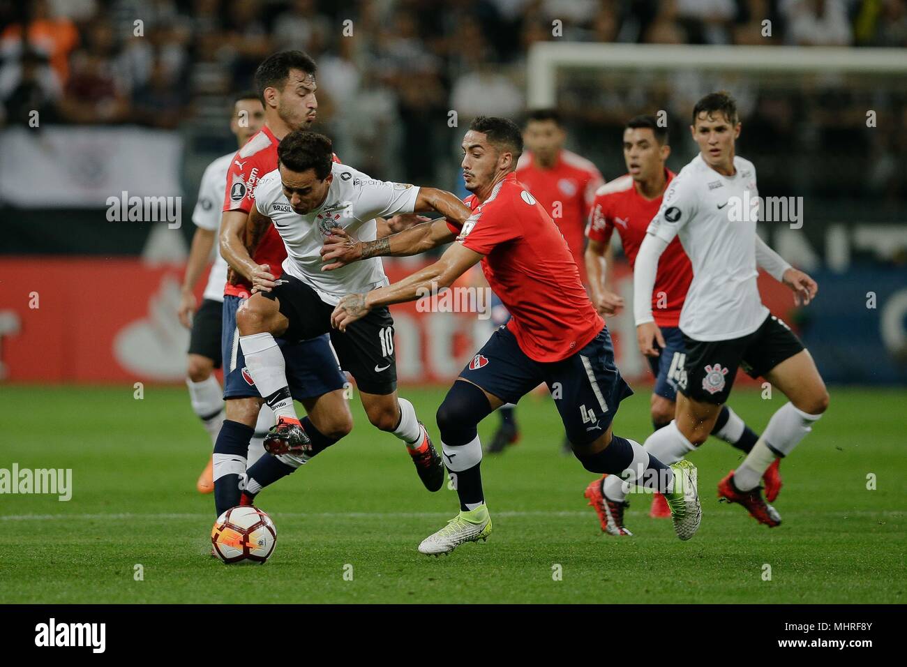 SÃO PAULO, SP - 02.05.2018: CORINTHIANS X INDEPENDIENTE - Corinthians'  Jadsoayplays the ballh Nicolás Figal do Independiente during a maa match  between Corinthians and Club Atlético Independiente (Argentina), valid for  the fourth