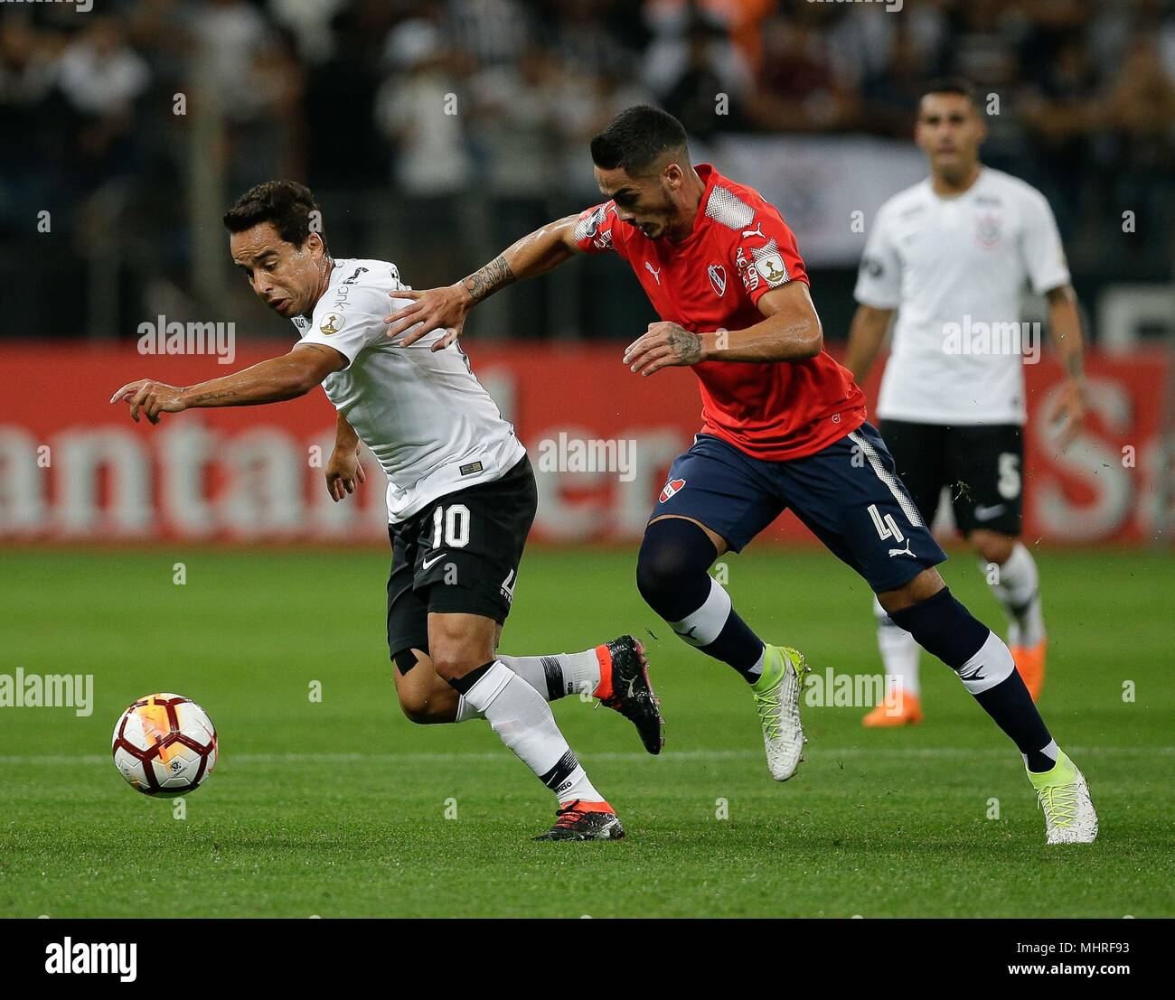 SÃO PAULO, SP - 02.05.2018: CORINTHIANS X INDEPENDIENTE - Corinthians'  Jadsoayplays the ballh Nicolás Figal do Independiente during a maa match  between Corinthians and Club Atlético Independiente (Argentina), valid for  the fourth
