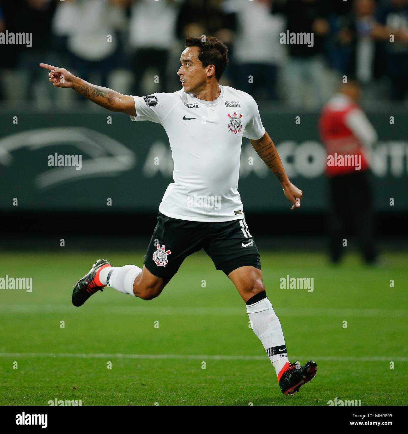 SÃO PAULO, SP - 02.05.2018: CORINTHIANS X INDEPENDIENTE - Corinthians'  Jadsoayplays the ballh Nicolás Figal do Independiente during a maa match  between Corinthians and Club Atlético Independiente (Argentina), valid for  the fourth