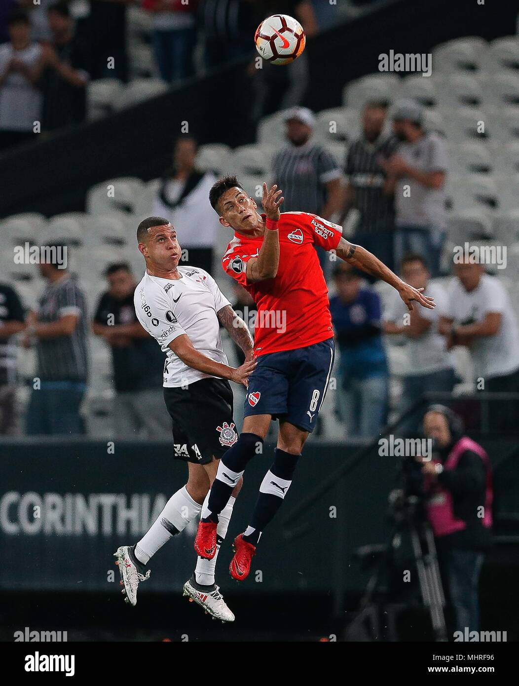 SÃO PAULO, SP - 02.05.2018: CORINTHIANS X INDEPENDIENTE - Corinthians'  Jadsoayplays the ballh Nicolás Figal do Independiente during a maa match  between Corinthians and Club Atlético Independiente (Argentina), valid for  the fourth