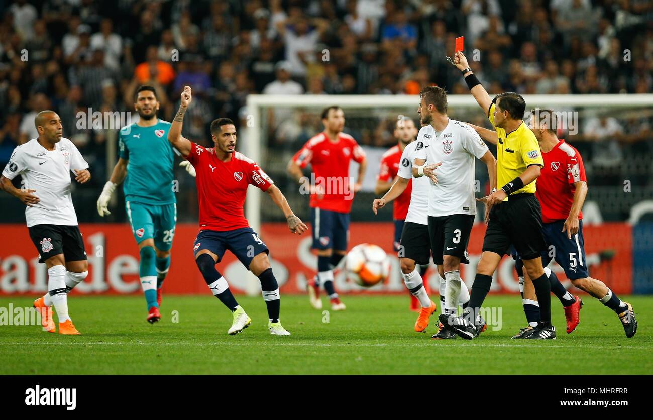 SÃO PAULO, SP - 02.05.2018: CORINTHIANS X INDEPENDIENTE - Corinthians'  Jadsoayplays the ballh Nicolás Figal do Independiente during a maa match  between Corinthians and Club Atlético Independiente (Argentina), valid for  the fourth