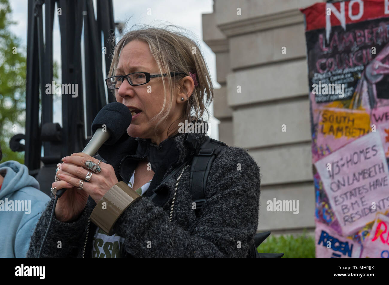 Uk council estate woman hi-res stock photography and images - Alamy