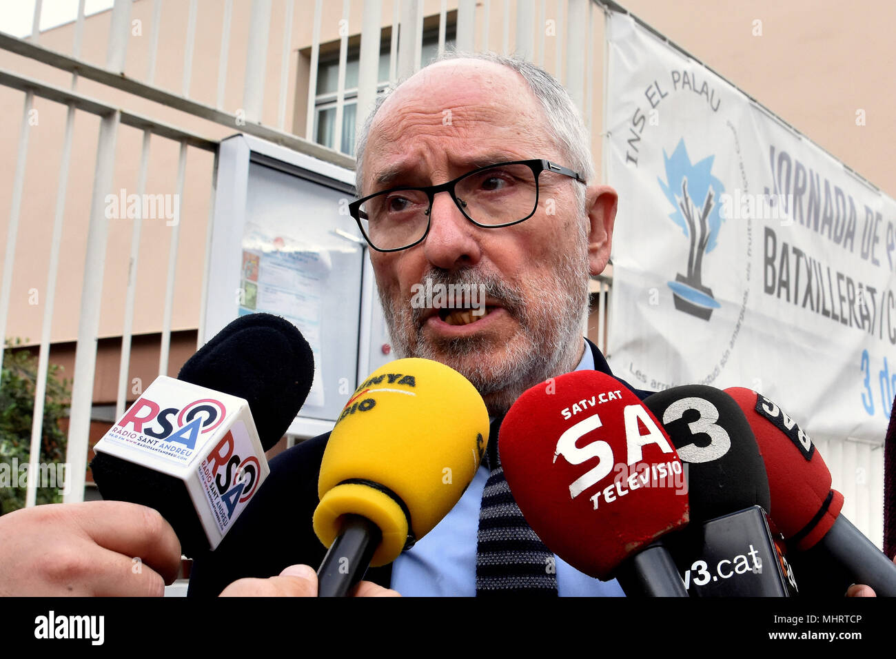 Baecelona, Catalonia, Spain. 3rd May, 2018. Rafael Ribo seen speaking to the media.The Ombudsman of Catalonia meets with teachers accused of hate crime.The ombudsman in Catalonia Rafael Ribo has met with the school council of the EL PALAU high school where 9 teachers are accused of hate crimes by the prosecution for recriminating the children of the police and Civil Guards who participated in the police charges of the October 1st. Credit: Ramon Costa/SOPA Images/ZUMA Wire/Alamy Live News Stock Photo